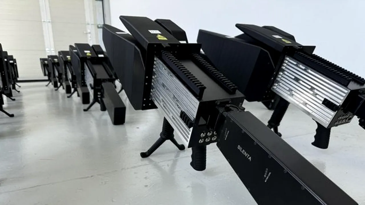 Armata României se înzestrează şi cu echipamente româneşti. BlueSpace Technology, prima companie românească producătoare de sisteme antidrone, a vândut Ministerului Apărării 30 de sisteme portabile SILENTA 6001 şi 10 sisteme pasive NOCTUA 3101 pentru detecţia dronelor