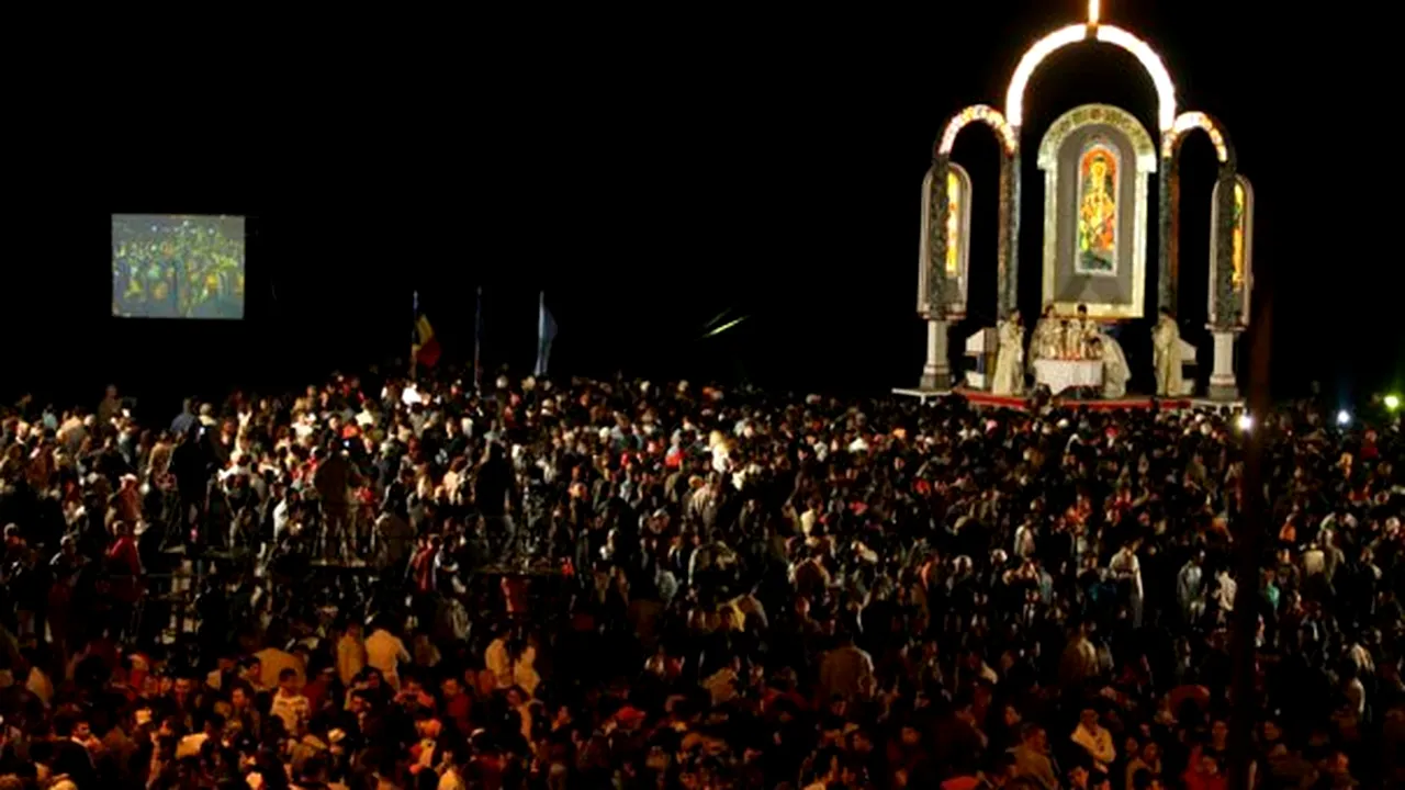 Mii de credincioşi au participat la slujba de Înviere pe plajă la Mangalia