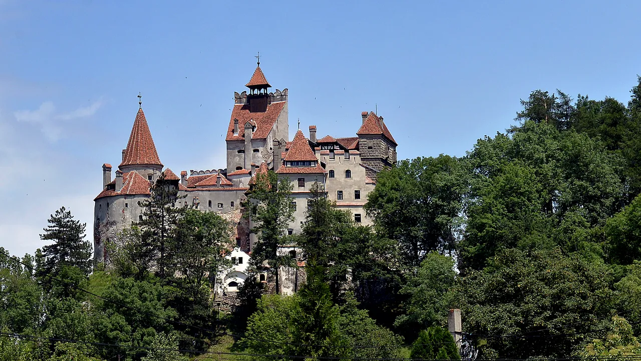 Maraton de vaccinare COVID, pe teritoriul lui Dracula. Experienţă turistică după imunizare, în „camera de tortură” de la Castelul Bran