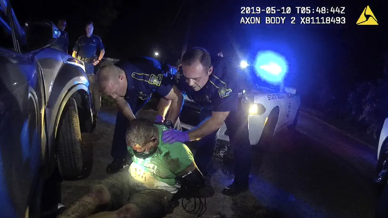 VIDEO Încă un caz de agresiune a poliţiştilor americani împotriva unei persoane de culoare. 