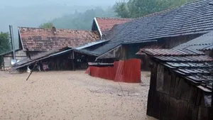 Brașov: Inundații și pagube în 5 localități, mesaje RO-Alert transmise