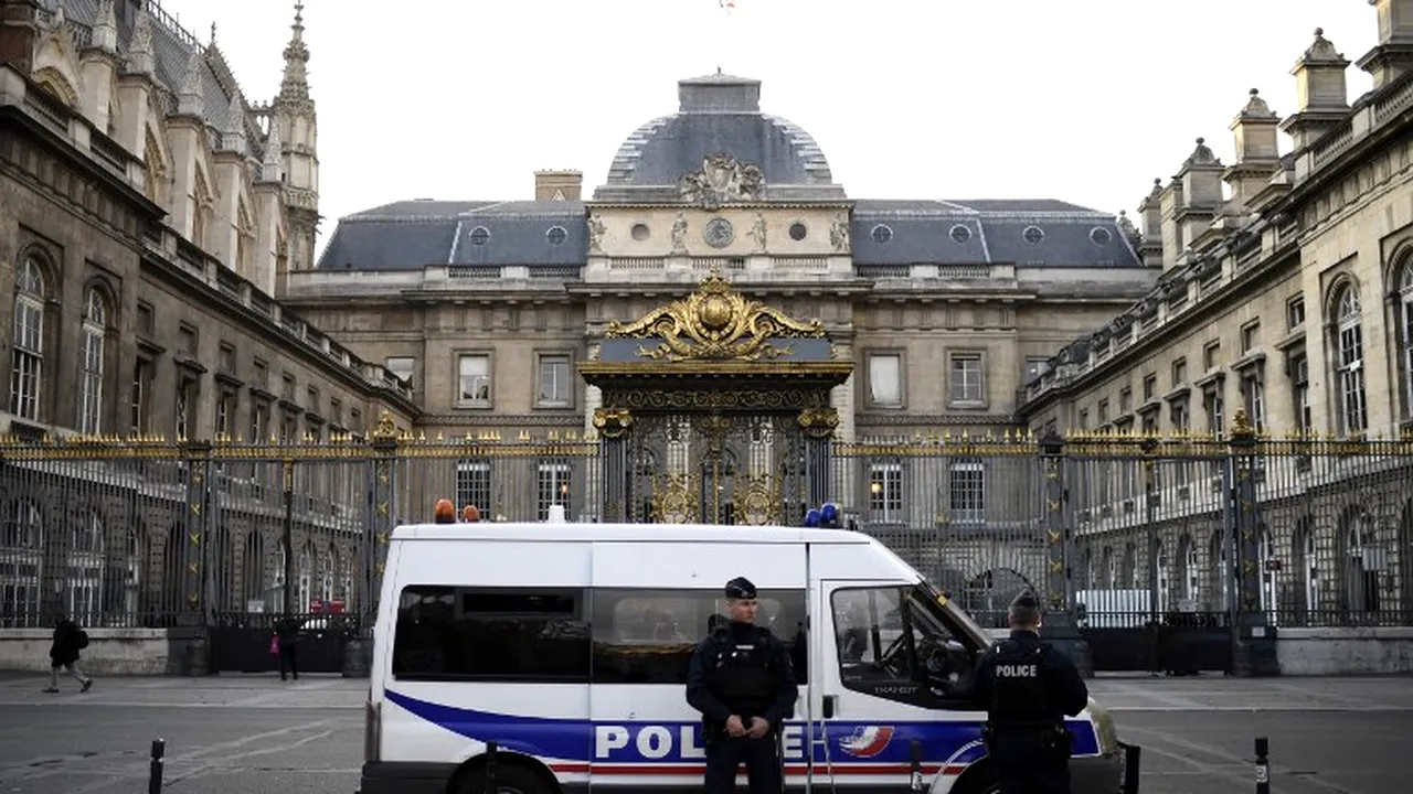 Violenţe împotriva romilor români şi bulgari la Paris: Francezii, panicaţi că „un bărbat într-o dubiţă albă” le răpeşte copii pentru a le fura organele | FOTO, VIDEO