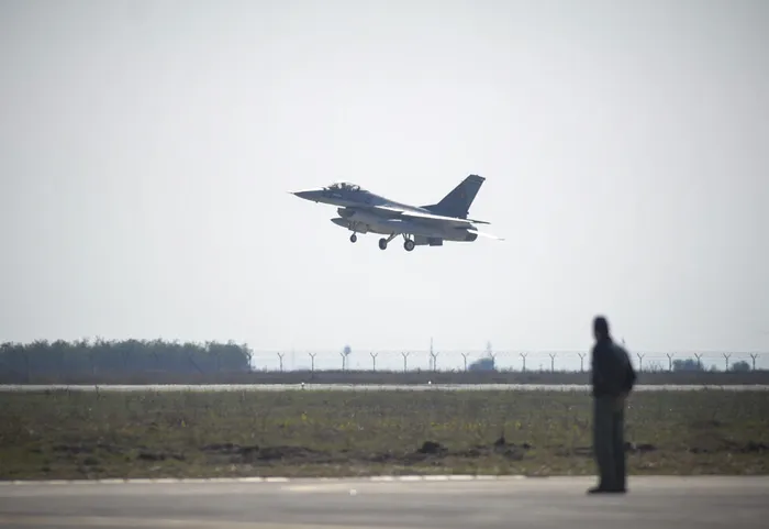 SOCIAL MApN: O țintă aeriană a evoluat 10 minute în spațiul aerian al României. Două avioane F-16, ridicate de la sol pentru monitorizarea situației