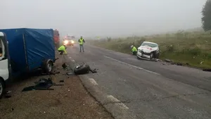 Trei persoane rănite în urma impactului dintre un microbuz şi un autoturism