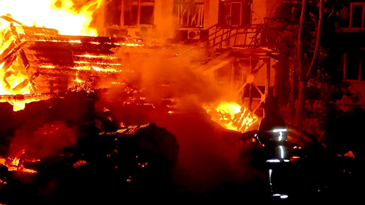 Incendiu la o tabără din Odessa | Cel puţin 2 copii au murit, iar un altul este dat dispărut. Focul a mistuit o clădire de lemn unde erau cazaţi cei mici