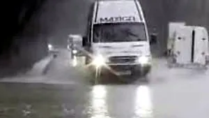 Drum blocat în zona Voineasa din cauza inundaţiilor (VIDEO)