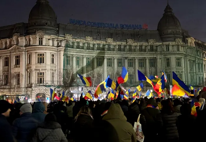 SOCIAL Câteva mii de protestatari în Piața Universității la „protestul împotriva Legii Vexler”, organizat de Claudiu Târziu și susținut de AUR