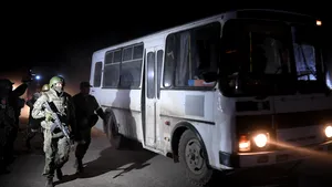 Militarii ucraineni răniţi părăsesc combinatul Azovstal. Au fost preluaţi de mai multe autobuze