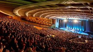 REPORTAJ: Publicul bucureştean, pe aceeaşi scenă cu Pink Martini, într-un show marcat de muzică şi dans - FOTO