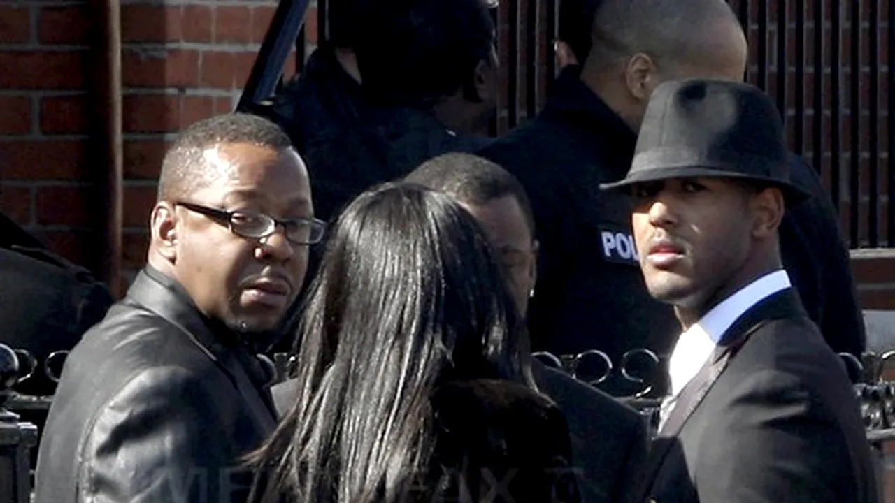 Bobby Brown a plecat de la slujba funerară a lui Whitney Houston. Agenţii de pază i-au cerut să îşi schimbe locul în biserică şi l-au împiedicat să îşi vadă fiica - VIDEO