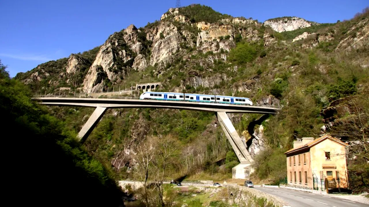 Trenul care se „înșurubează” în munte. Linia feroviară cu 81 de tuneluri unde pierzi complet simțul direcției
