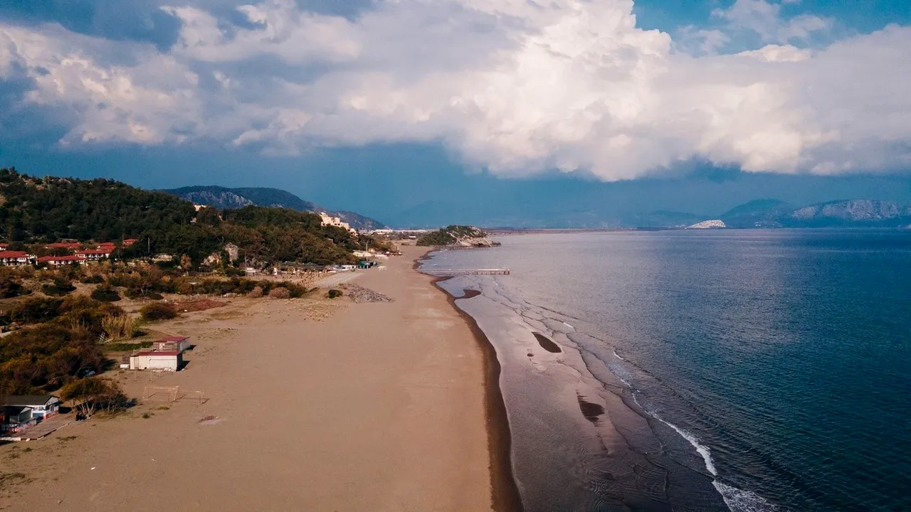 Liber la vacanţe în Grecia pentru turiştii din mai multe state. Restricţiile la intrarea în ţară, ridicate de luni