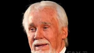 Kenny Rogers, supus unei operaţii de extirpare a unei tumori canceroase de pe faţă