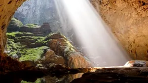 IMAGINI spectaculoase: Filmare realizată cu o dronă în interiorul celei mai mari peşteri din lume - VIDEO