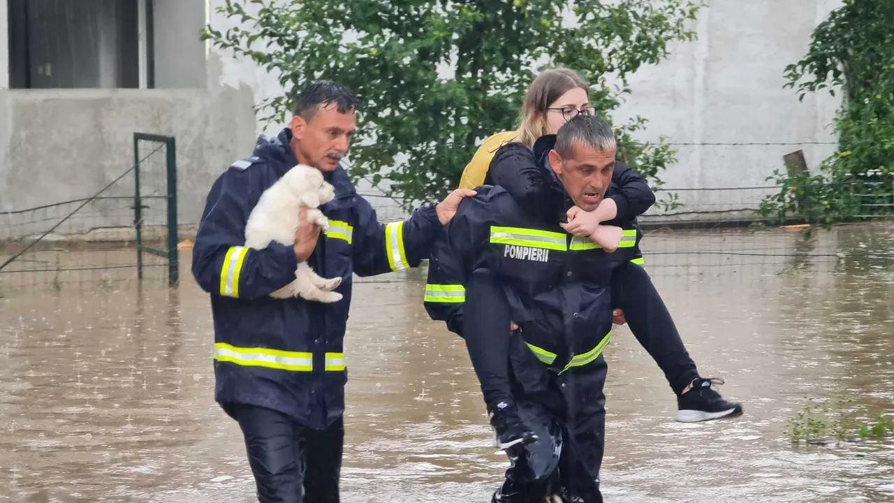 Numărul persoanelor evacuate a depăşit 6.000. Pompierii au intervenit în 116 localităţi