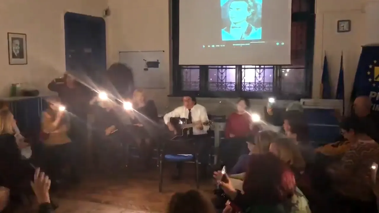 Primarul artist din România, filmat în timp ce cântă la chitară şi cu vocea 