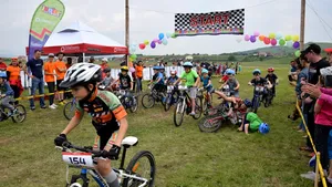 Peste 200 de copii au participat la o competiţie de ciclism, organizată pe un câmp din Alba - GALERIE FOTO, VIDEO