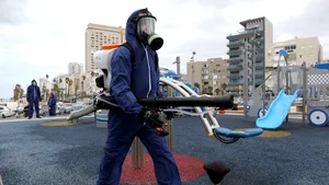 „Bună, eşti lângă un bolnav de coronavirus”. Ţara care trimite SMS cetăţenilor localizaţi prin GPS lângă persoane infectate