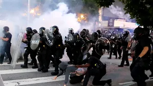 Şase poliţişti au fost arestaţi în Atlanta pentru folosirea violenţei în timpul protestelor
