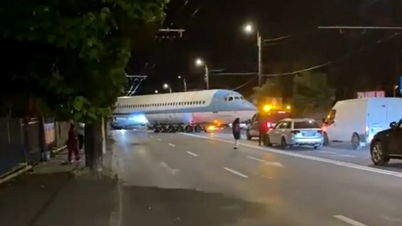 Un avion a „aterizat” pe o stradă din Cluj-Napoca, blocând traficul. Ce s-a întâmplat