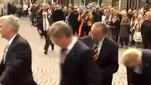 Preşedintele Germaniei a fost atacat cu ouă în cursul unei vizite - VIDEO