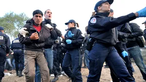 Franţa: Poliţia a arestat 278 de imigranţi în tabăra de la Calais - VIDEO