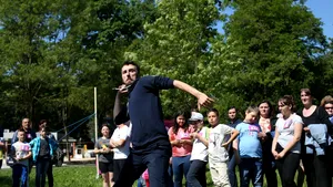 Zeci de persoane au participat la un concurs de aruncat telefoane mobile vechi, la Timişoara - FOTO