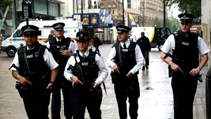Intervenţie a poliţiei în Londra, după ce un bărbat s-a baricadat având “obiecte periculoase”. 80 de persoane au fost evacuate