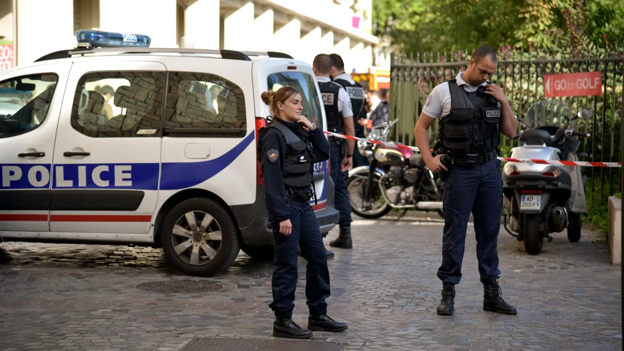 Cine este suspectul în cazul atacului asupra unui grup de militari dintr-o suburbie a Parisului 