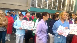 Proteste în ţară.  „Vrem drepturile înapoi”. Zeci de angajaţi ai unui spital din Sibiu au ieşit în curtea unităţii medicale