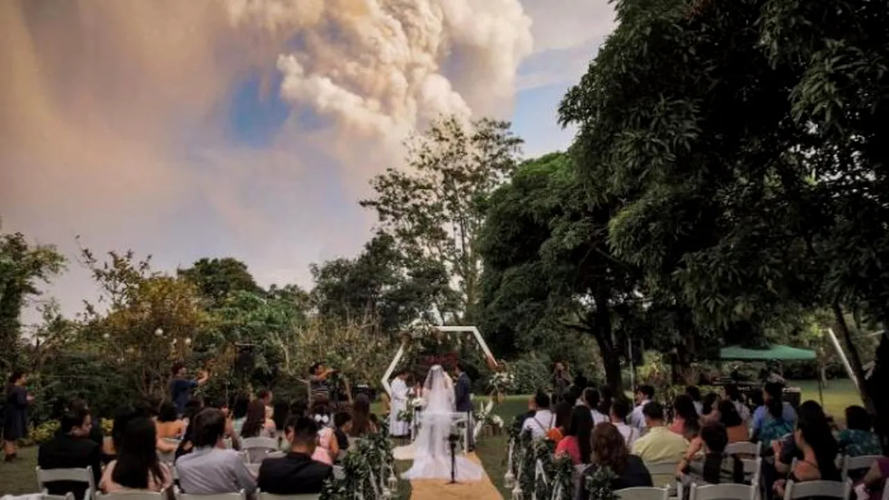 Un cuplu s-a căsătorit în Filipine, în timp ce vulcanul Taal erupea în fundal | FOTO