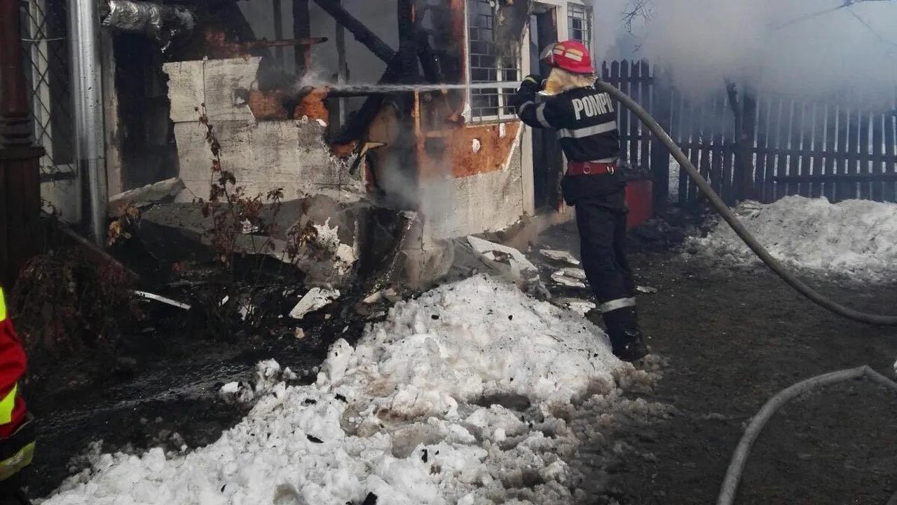 GALERIE FOTO Incendiu la Muzeul Sătesc din Sângeru. Mai multe servicii ale Primăriei sunt afectate