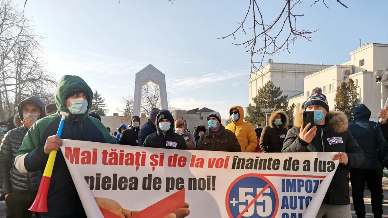 Majorarea impozitului auto cu 50% i-a scos pe gălăţeni în stradă. Zeci de oameni protestează în faţa primăriei