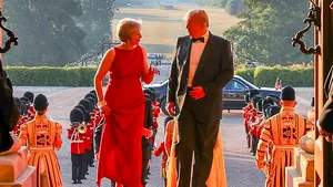 Donald Trump, de mână cu Theresa May, în drum spre dineul care a deschis vizita liderului de la Casa Albă în Marea Britanie