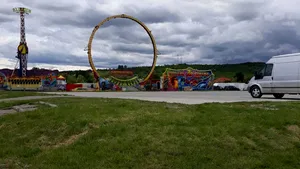 Tarabe cu mici şi bere şi tiribombe au invadat heliportul din Târgu-Jiu. Elicopterele SMURD, nevoite să aterizeze pe stadion