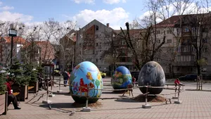 GALERIE FOTO Oraşe decorate cu ouă gigant, un cuib uriaş cu ouă colorate şi mascote-iepuraşi, de Paşte