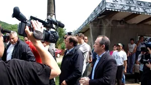 O femeie a cărei casă a fost inundată, către Boc: Aveţi salarii de miliarde, iar noi nu avem chiloţi