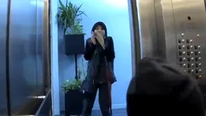 Tu ce ai face dacă ai da peste o crimă în desfăşurare? Farsa din lift şi reacţiile oamenilor, surprinse de camera ascunsă  - VIDEO