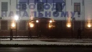 Portretul lui Navalnîi, proiectat pe ambasada Rusiei în Ucraina. Ce mesaj apare afişat alături de imaginea disidentului rus