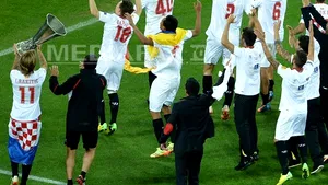 Rakitici a primit trofeul Ligii Europa de la Michel Platini