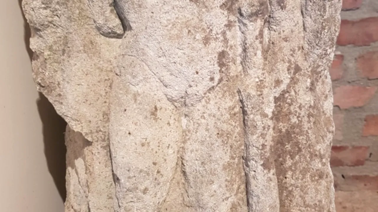 Hercule vechi de mii de ani, recuperată de poliţiştii din Alba/ Statuia, ascunsă în casa unui bărbat. Ce voia să facă cu ea | FOTO
