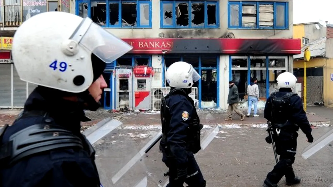 Cel puţin trei ofiţeri au murit, iar alte opt persoane au fost rănite, în cursul unui raid al poliţiei în oraşul turc Gaziantep