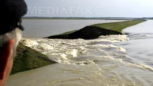 Firmele acuzate în 2005 că au furat banii pentru diguri au obţinut în 2011 cele mai multe lucrări cu ANAR