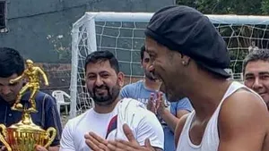 VIDEO | ”Puşcărie” de fotbalist! În primul meci de după gratii, Ronaldinho a dat 5 goluri şi 6 pase de gol deşi nu avea voie să marcheze. 
