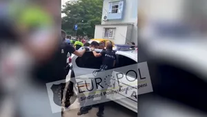VIDEO Bucureşteni duşi la secţia de Poliţie şi amendaţi, după un gratar în faţa blocului