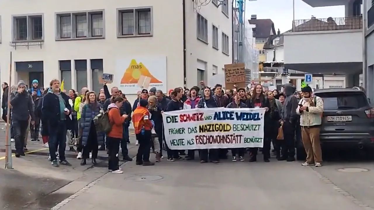 Sute de persoane protestează în faţa locuinţei din Elveţia a liderei extremei drepte germane