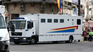 O dubă a Penitenciarului Craiova, în care se aflau mai multe deţinute, implicată într-un accident.  ANP: Cinci deţinute au fost prezentate pentru investigaţii 