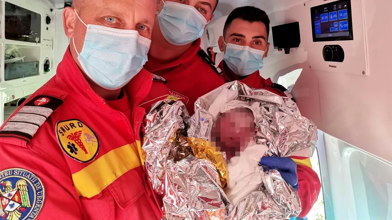 Un bebeluş din Bistriţa nu a mai avut răbdare şi a venit pe lume în ambulanţă. Mama a fost asistată de trei salvatori ISU