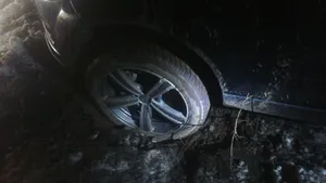 Turişti blocaţi cu maşina în zăpadă, pe drumul ce leagă cota 1.400 de Schitul Sfânta Ana, salvaţi de jandarmii montani din Sinaia