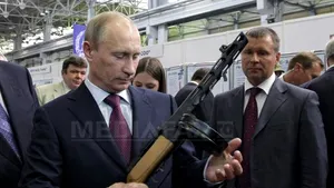 Putin afirmă că rebelii îşi procură singuri armament şi că nu este livrat de Moscova